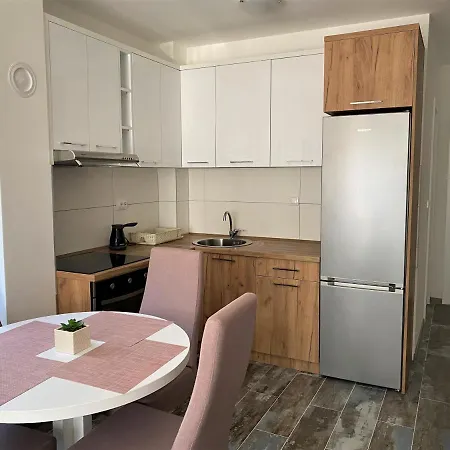 A9 Zlatni Breg Apartment *