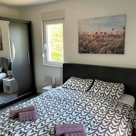 A9 Zlatni Breg Apartment *